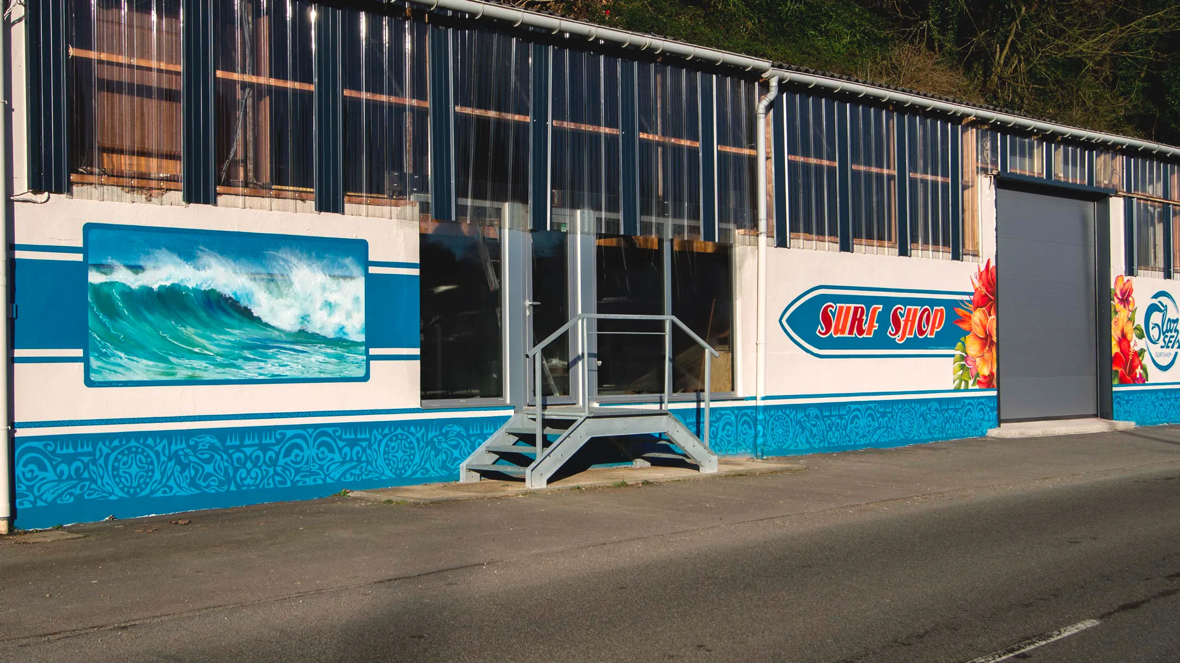 Fresque graffiti sur la devanture d'un commerce, boutique de sport à Morlaix